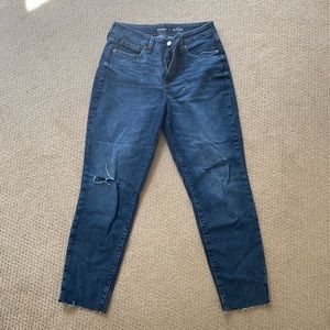 High-Waisted Cut-off Jeans